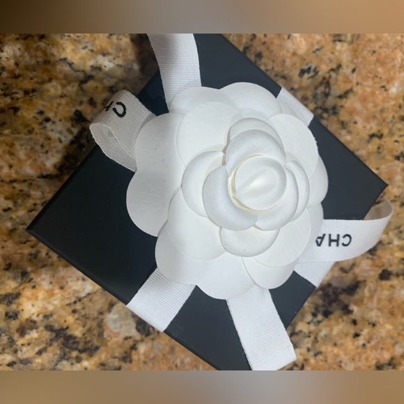 Absolutely gorgeous rate and authentic Chanel velvet box for earrings w/flower - Picture 6 of 9